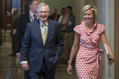El líder del Senado Mitch McConnell, este jueves junto a una asesora