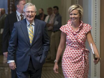 El l&iacute;der del Senado Mitch McConnell, este jueves junto a una asesora