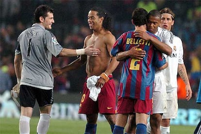 Casillas y Ronaldinho se saludan tras el partido mientras Belletti y Baptista se  abrazan.