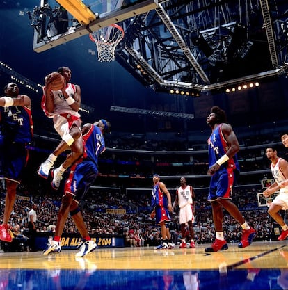 Kobe Bryant (8) derriba la defensa de Jermaine O'Neal (7) y Tracy McGrady (1) de la Conferencia Este All Stars, durante el partido "All-Stars" de la NBA del 2004, el 15 de febrero de 2004 en Staples Center en Los Angeles, California.