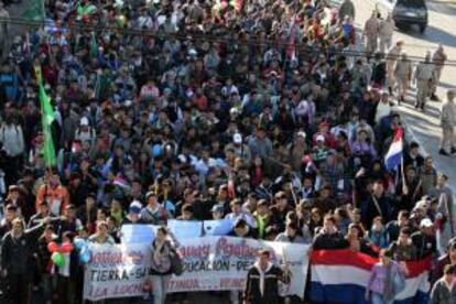 Como es tradicional, hombres, mujeres y niños de familias campesinas de todo el país fueron llegando a Asunción y congregándose en el parque del antiguo seminario capitalino, desde donde partirán mañana en marcha hacia el Congreso, en el centro de la ciudad. EFE/Archivo