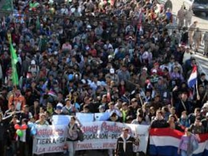 Como es tradicional, hombres, mujeres y niños de familias campesinas de todo el país fueron llegando a Asunción y congregándose en el parque del antiguo seminario capitalino, desde donde partirán mañana en marcha hacia el Congreso, en el centro de la ciudad. EFE/Archivo