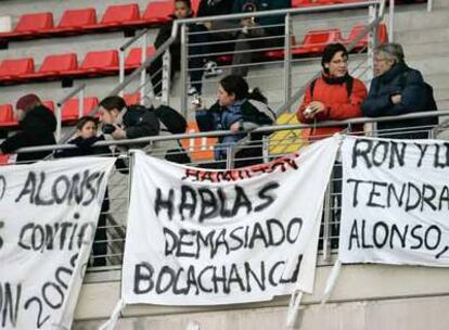 Varios aficionados, con pancartas de contenido racista el pasado sábado en Montmeló.