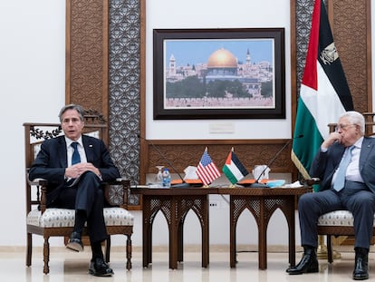 O secretário de Estado dos EUA, Antony Blinken, e o presidente palestino, Mahmoud Abbas, nesta terça-feira em Ramallah.