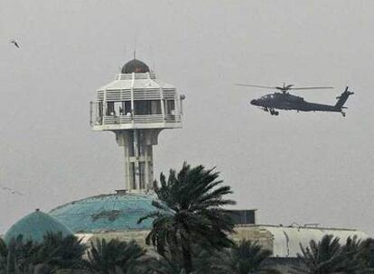 Un helicóptero estadounidense vuela cerca de una torre en la amurallada Zona Verde de Bagdad.