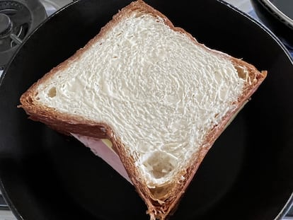 En la elaboración del sándwich club no hay que escatimar en mantequilla ni en mahonesa.