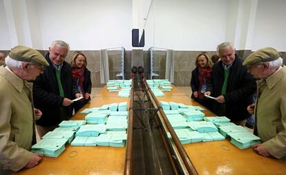 Javier Arenas antes de emitir su voto en el colegio electoral Las Calasancias de Sevilla.