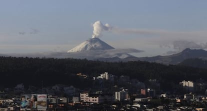 Una columna de humo sale del volc&aacute;n Cotopaxi, en Ecuador, el pasado lunes. 