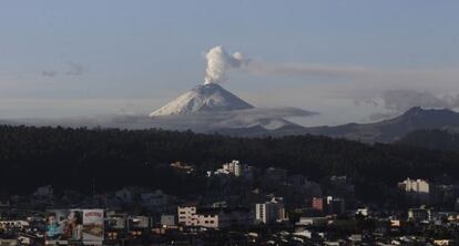 Una columna de humo sale del volcán Cotopaxi, en Ecuador, el pasado lunes.