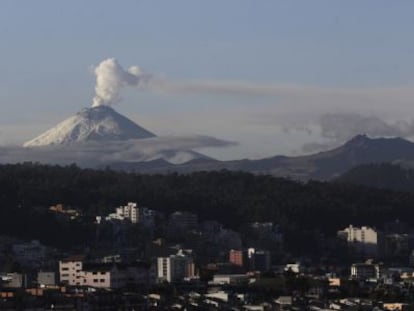 Una columna de humo sale del volc&aacute;n Cotopaxi, en Ecuador, el pasado lunes. 