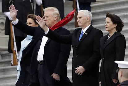 El presidente, Donald Trump, y la primera dama, Melania Trump, acompañados del vicepresidente, Mike Pence, y su mujer, Karen Pence, despiden a Barack Obama.