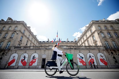 Un ciclista pasa por el Museo de Orsay el pasado domingo en París.