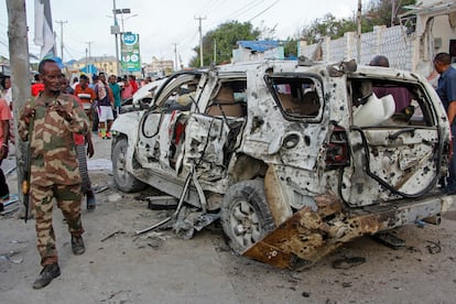 Un miembro de las fuerzas de seguridad, frente a un vehículo a las afueras del hotel Elite en Mogadiscio, este lunes.