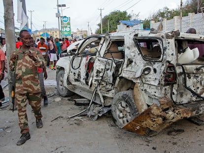 Un miembro de las fuerzas de seguridad, frente a un vehículo a las afueras del hotel Elite en Mogadiscio, este lunes.