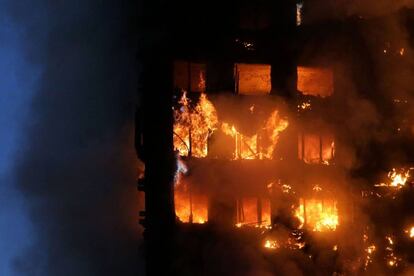 Las llamas y el humo rodean la Torre Grenfell durante el incendio.