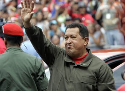 El presidente de Venezuela, Hugo Chávez, saluda antes de votar en el referendum que tiene lugar hoy