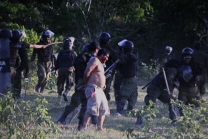 La policía boliviana arresta a un indígena durante la protesta contra la construcción de una carretera. La imagen fue tomada de Bolivia TV.