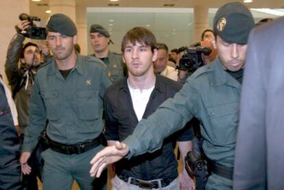 Messi, escoltado por la Guardia Civil, a su llegada ayer al aeropuerto del Prat de Barcelona procedente de Costa Rica.