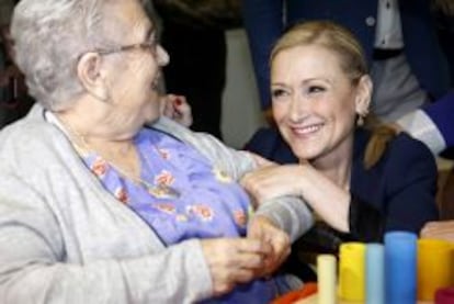 Fotografía facilitada por la candidatura de Cristina Cifuentes de dicha candidata, durante su visita a una residencia de mayores en la localidad madrileña de Humanes. Efe