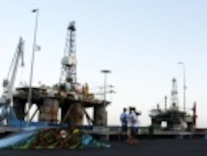 EL PAÍS recoge en cuatro vídeos opiniones de distintas personas sobre la decisión del Gobierno de autorizar los sondeos petrolíferos a Repsol en Canarias