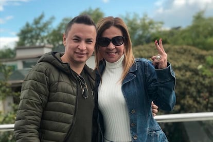 Jhonier Rodolfo Leal junto a su madre, Marleny Hernández, en una foto compartida en sus redes sociales.
