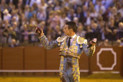 José María Manzanares corta dos orejas al sexto toro de la tarde.