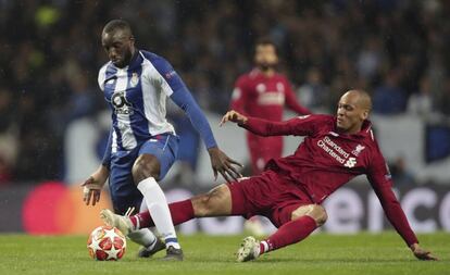 Fabinho, centrocampista del Liverpool, disputa la pelota a Marega, delantero del Oporto.