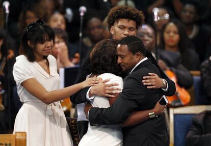 Cristal Franklin abraza a Vaughn Franklin mientras Victorie Franklin y Jordan Franklin les miran durante el funeral de Aretha Franklin.