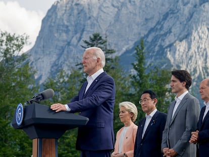 El presidente estadounidense, Joe Biden, habla junto a la presidenta de la Comisión Europea, Ursula von der Leyen; el primer ministro japonés, Fumio Kishida; el primer ministro canadiense, Justin Trudeau, y el canciller alemán, Olaf Scholz, en el primer día de la cumbre del G-7 en Elmau, Alemania.