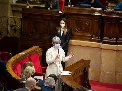 La consejera de Justicia, Lourdes Ciuró, interviene en una sesión plenaria del pleno del Parlament de Catalunya.