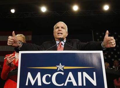 El aspirante republicano John McCain celebra la victoria ante sus seguidores durante la noche del martes en Phoenix (Arizona).