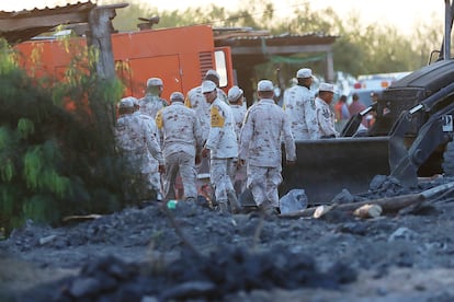 Elementos de la Guardia Nacional llegan a la mina de Sabinas para colaborar en los trabajos de rescate, el pasado 30 de noviembre.