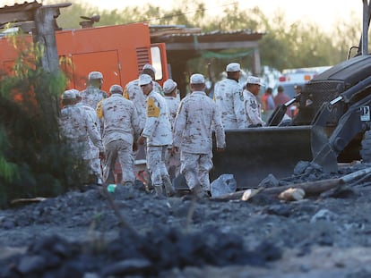 Elementos de la Guardia Nacional llegan a la mina de Sabinas para colaborar en los trabajos de rescate, el pasado 30 de noviembre.