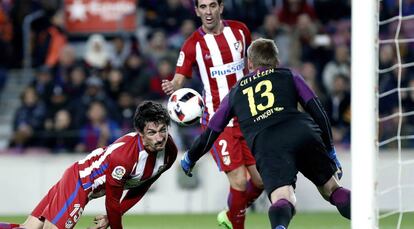 Savic cabeceia na frente de Cillessen.