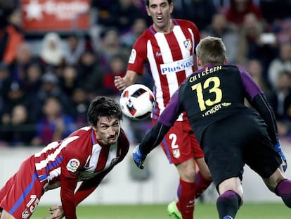 Savic cabeceia na frente de Cillessen.