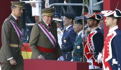 El Rey y el Príncipe llegan a la tribuna de invitados en Escorial.