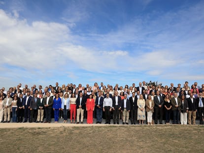 Foto de familia de la presidenta de la Comunidad de Madrid, Isabel Díaz Ayuso, durante la presentación de las candidaturas del PP a la Asamblea de Madrid y al Ayuntamiento para las elecciones del 28 mayo, este jueves en Madrid.