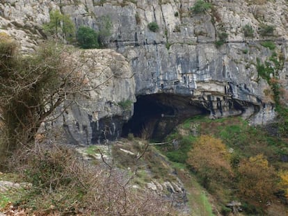 Entrada a una de las famosas cuevas de Galdames.