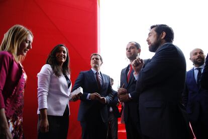 Albert Rivera (centro) acompañado de Begoña Villacis (2 por la izquierda), Ignacio Aguado (2 por la derecha ) y Miguel Gutiérrez (1 por la derecha), antes de iniciarse la entrega de medallas.