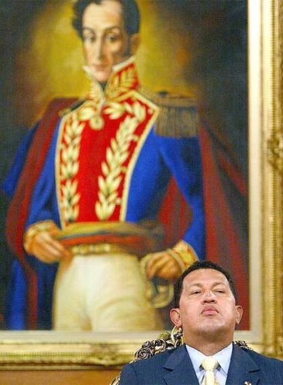 Hugo Chávez, ante un retrato de Simón Bolívar.