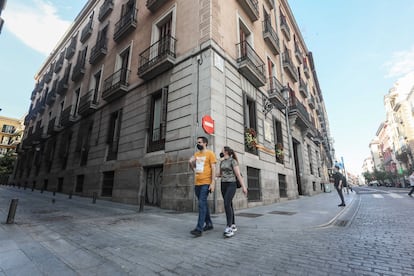 Confluencia de la calle Mayor con la de Señores de Luzón, donde se cree que está enterrado parte del cuerpo de Calderón de la Barca.