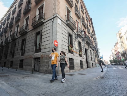 Confluencia de la calle Mayor con la de Señores de Luzón, donde se cree que está enterrado parte del cuerpo de Calderón de la Barca.