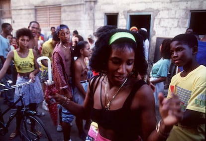 Cubanos bailando por la calle.