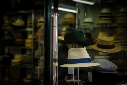 Héctor Medrano cuenta que actualmente los sombreros más de moda son los Panamá, que a pesar del nombre tienen su origen en Ecuador. Otra manera de llamarlo es de paja toquilla.