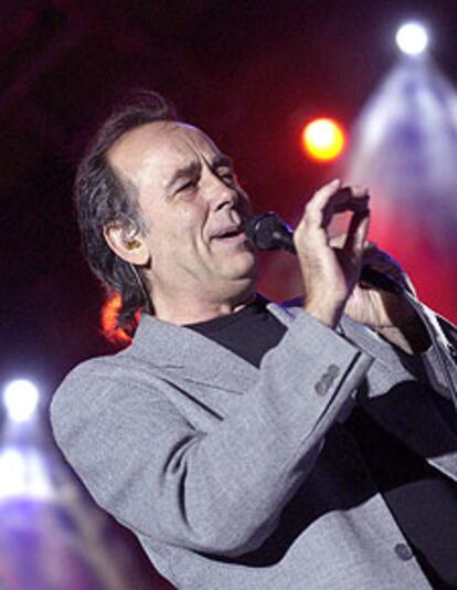 Juan Manuel Serrat, durante su concierto en la plaza del Zócalo, en México.