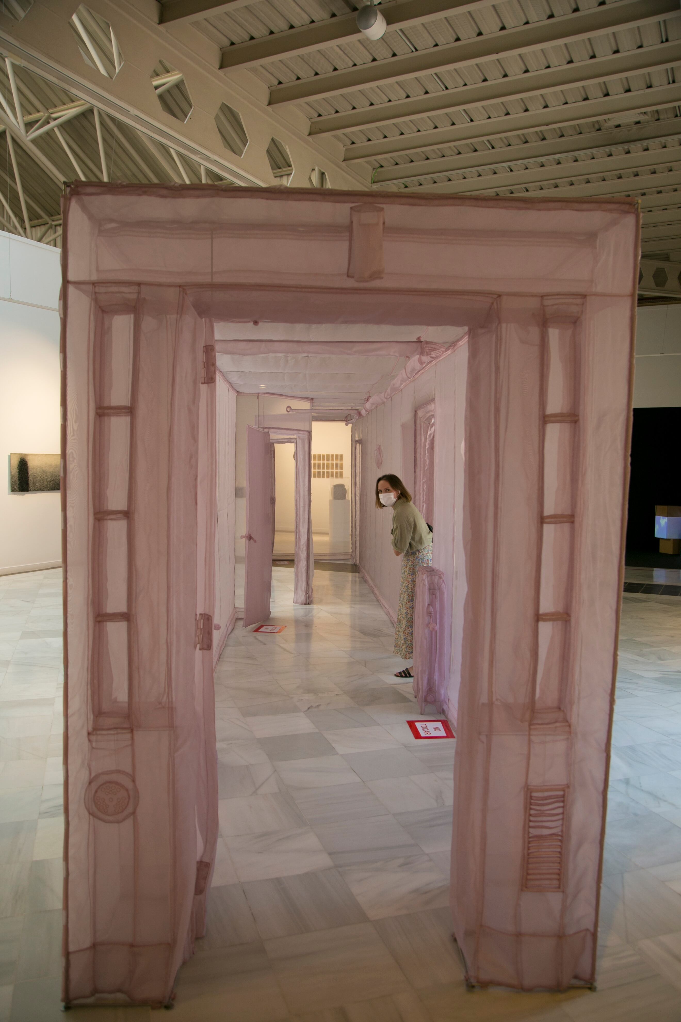 Obra de  Do-Ho Suh en la exposición '14 relatos breves', en La Casa de Vacas, que reúne la obra de 14 artistas coreanos.