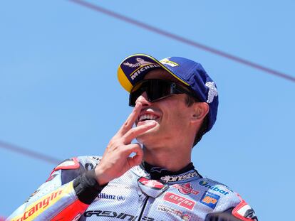 Marc Márquez, del equipo Gresini Racing, celebra su tercera posición en la carrera de MotoGP del Gran Premio de Cataluña, a finales de mayo.