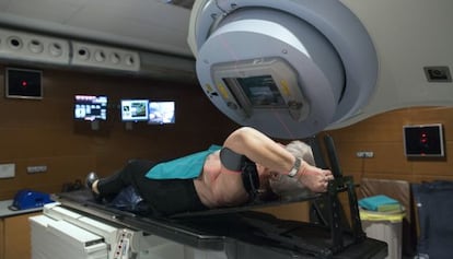 Paciente submetida a radioterapia no Instituto Valenciano de Oncologia.