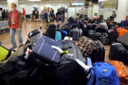 Varios pasajeros buscan su equipaje en el hall del aeropuerto nacional de Bruselas durante una jornada de huelga. EFE/Archivo