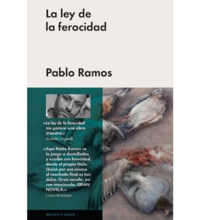 La escritura de Pablo Ramos (Buenos Aires, 1966) se despliega tan apegada a la experiencia, con tan extrema conmoción del dolor y la querencia, que presumo que no le será fácil al novelista, al volver sobre su texto, deslindar lo que corresponde a la biografía y lo que debe a la invención. Todo parece igualmente vivo. El escritor ha declarado, en distintas ocasiones, que Gabriel Reyes es escritura y Pablo Ramos no. Gabriel Reyes es el personaje medular que articula casi toda la obra del escritor argentino. Su puerta de acceso a la literatura. Lo que pueda tener de él queda subsumido en la voracidad del personaje. En El origen de la tristeza (Malpaso, 2014) Gabriel Reyes narraba con su voz el fin de la adolescencia. En La ley de la ferocidad es un hombre adulto con buena posición económica, adicto al alcohol y las drogas, vanamente destrozado, hostil con su pasado de chico de barrio, del que huyó para vengarse del padre, para no parecerse a él. La muerte del padre lo obliga a regresar, y ese vacío abre una rememoración construida con golpes de asalto a la memoria, bajo la impotencia del afecto familiar que sólo emerge en la escritura, y que aquí posee un carácter encaminado a la purga del desastre vital, el extravío, y el desconsuelo. PINCHA BAJO ESTAS LÍNEAS para leer la reseña completa de FRANCISCO SOLANO